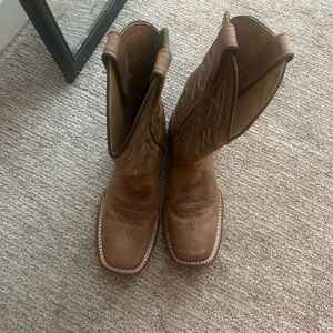 These are women’s cowgirl boots size 7 I don’t fit them anymore